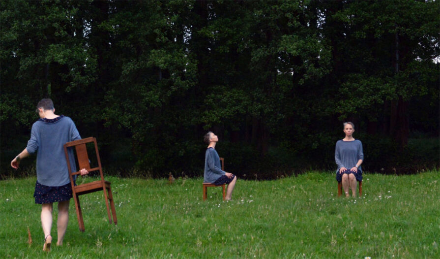 autoportrait multiple par pauline sauveur, tiré de la série photographique Les chaises sont des fenêtres comme les autres