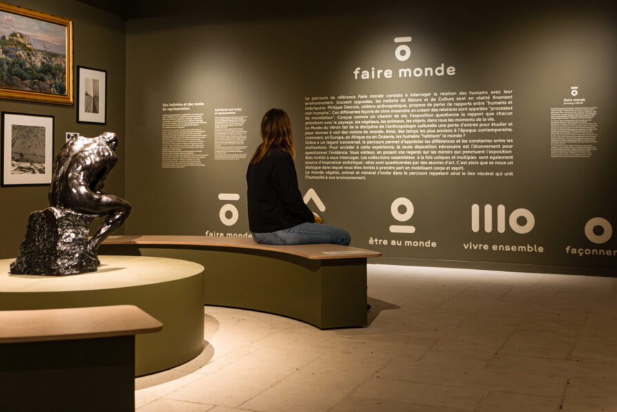 Une visiteuse est en train de découvrir l'exposition Faire Monde