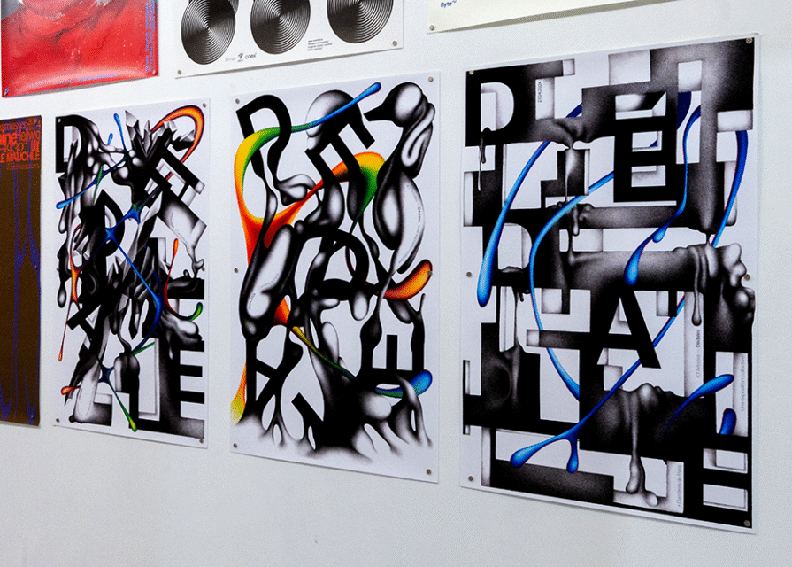 Photo de la série Dédale dans la Glue Factory à Glasgow pour l'exposition du Int'l Poster festival 2024