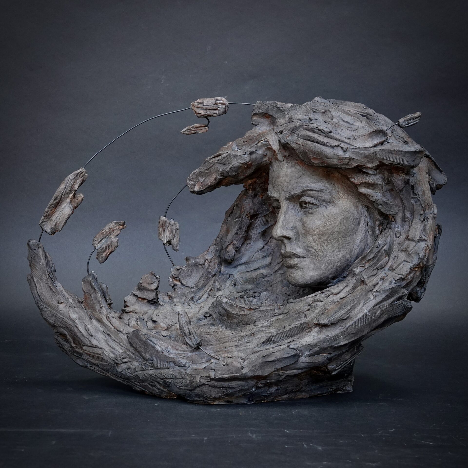 Sculpture, portrait de femme métamorphosée en météorite