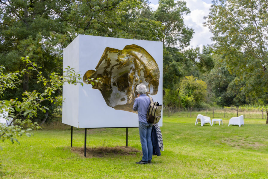 Un visiteur se balade dans le bcoage et découvre les oeuvres d'arts